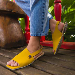 Cool, couro metalizado ouro velho, sola borrachas recicladas, com saltinho. Ref. 014.412 - loja online