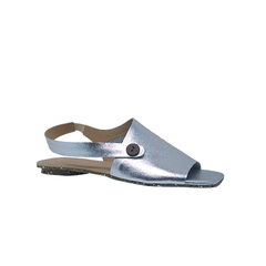 Sandália Cool, couro metalizado prata, sola borrachas recicladas. Ref. 014.412