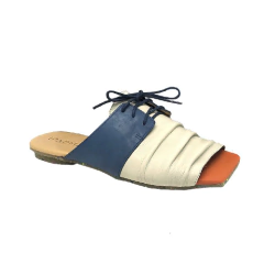 Flat Enrugadinha, couro soft macadâmia e safira, sola borrachas recicladas. Ref.: 014.807