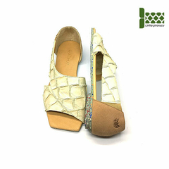 Brilho, couro pirarucu macadâmia, e nobuck amêndoa, sola borrachas recicladas. Ref. 014.903. SOB ENCOMENDA - comprar online