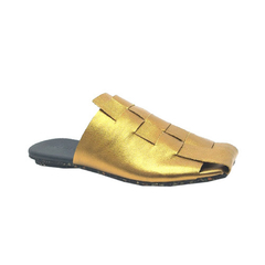 Infinito, couro metalizado ouro velho, sola borrachas recicladas com saltinho de 2 cm. Ref. 014.528. SOB ENCOMENDA