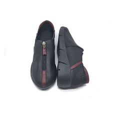 Sneaker, couro lumi preto e ameixa, sola preta. Ref. 021.1016. SOB ENCOMENDA - comprar online