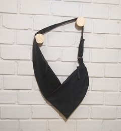 Bolsa Abraço - couro lumi preto, dois compartimentos, formato 42 x 40 cm. Ref. 104. Sob encomenda