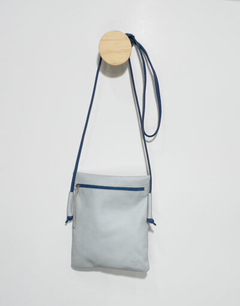 Bolsa Liberdade, couro lumi mármore, formato 15,5 x 19 cm. Alça 64 cm. Ref. 108. SOB ENCOMENDA