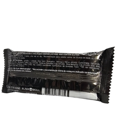 Embalagem da Whey Bar Barra de Proteínas Gourmet Sabor Ganache de Chocolate Branco da Black Skull, mostrando informações nutricionais e advertências.