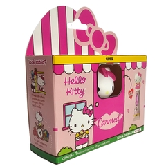 Embalagem do hidratante labial com cor Torta de Maçã da Carmed, com a personagem Hello Kitty.