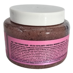 Frasco de geleia esfoliante corporal de morango e chantilly da marca Todo Cuidado Mais Abelha Rainha, com tampa branca e rótulo rosa, destacando ingredientes e benefícios.