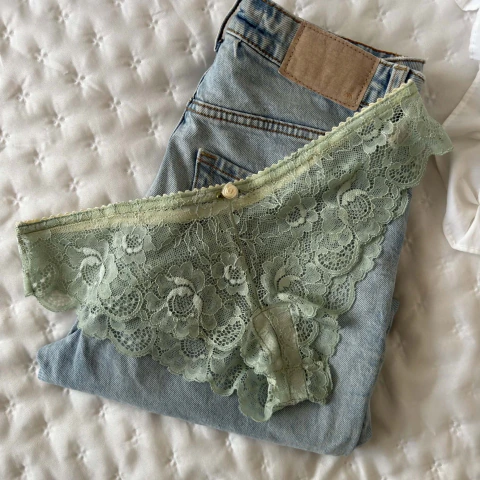 •Vedetina Aura moss•