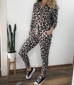 Jogger lanilla leopardo
