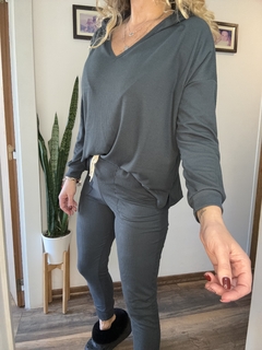 Imagen de Remera con capucha Cata lisa