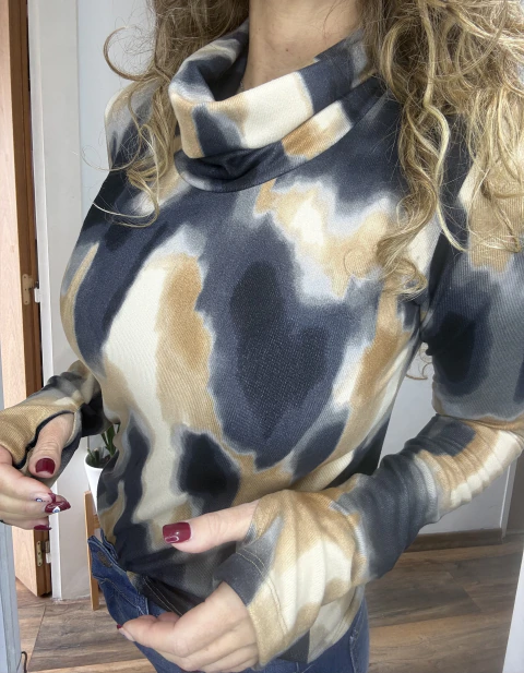 Imagen de Polera cuello volcado lanilla