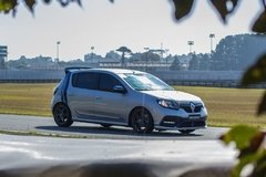 Modelo Coluna e Combos - Adesivo Lateral Sandero R.S. - OrdoSpec Motorsport