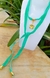 Colar fita veludo verde com pingente flor dourado