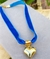 Colar fita veludo azul com pingente coração dourado