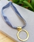 Colar choker cinza veludo com detalhe redondo dourado