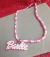 Colar miçangas nome Barbie rosa e branco - mod 1 bc