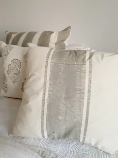 Almohadón Raya Antigua Gris cuadrado - comprar online