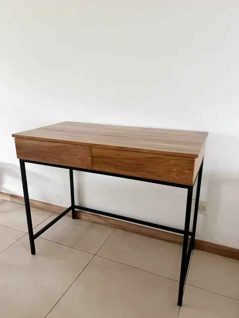 Escritorio laurel y hierro