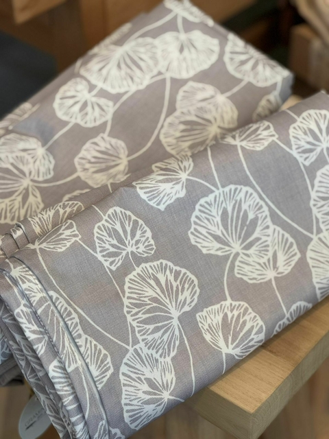 Mantel antimanchas ginkgo gris