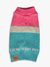 Suéter de inverno para pets nas cores rosa, creme e azul, com detalhes em malha.