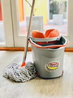 Mopa Lampazo Microfibra + Balde Escurridor Iberia Seca Mop - Tienda Ramona