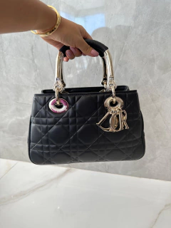 Bolsa Lady Dior 95.22 Média Preta Dourada - comprar online