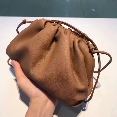 Bolsa Bottega Veneta The Pouch 20 Pequena Caramelo Italiana
