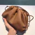 Bolsa Bottega Veneta The Pouch 20 Pequena Caramelo Italiana