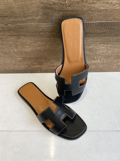 Rasteira Flat Hermes Preto Oran Italiana - comprar online