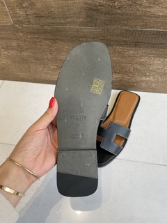 Rasteira Flat Hermes Preto Oran Italiana - Bolsas e Grife