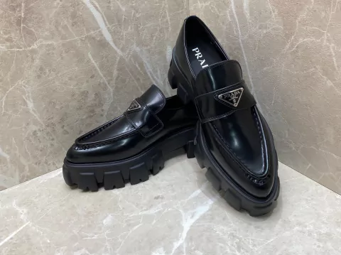 Mocassim Monolith Prada em Couro Preto com Bico Fino Italiana