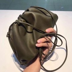 Bolsa Bottega Veneta The Pouch 20 Pequena Verde Italiana