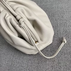 Bolsa Bottega Veneta The Pouch 20 Pequena Off White - comprar online