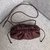 Bolsa Bottega Veneta The Pouch 20 Pequena Vinho Italiana - comprar online