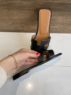 Rasteira Flat Hermes Preto Oran Italiana na internet