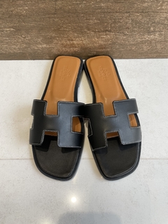 Rasteira Flat Hermes Preto Oran Italiana - comprar online