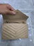 Bolsa YSL Envelope Pequena Bege com Dourado Italiana na internet