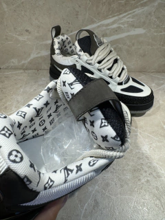 Tênis Louis Vuitton Trainer Preto e Branco na internet