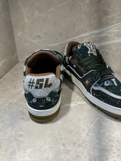 Tênis Louis Vuitton Trainer Verde com Brilho na internet