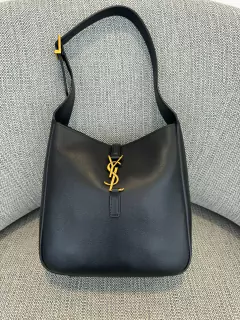 Bolsa YSL de Ombro Le 5 à 7 Preta Italiana