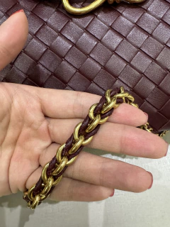 Bolsa Bottega Veneta Andiamo Pequena Alça em Corrente Bordô Vinho Italiana na internet