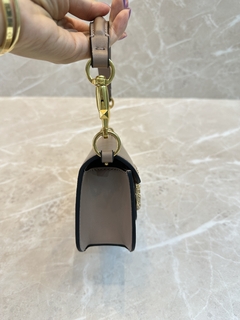 Bolsa VLTN Locò Nude Brilhante Pequena Italiana - loja online