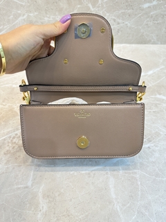 Bolsa VLTN Locò Nude Brilhante Pequena Italiana - comprar online