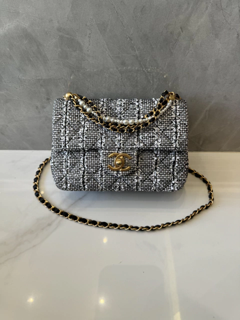Bolsa Chanel Mini Preta e Branca com Pérolas Italiana
