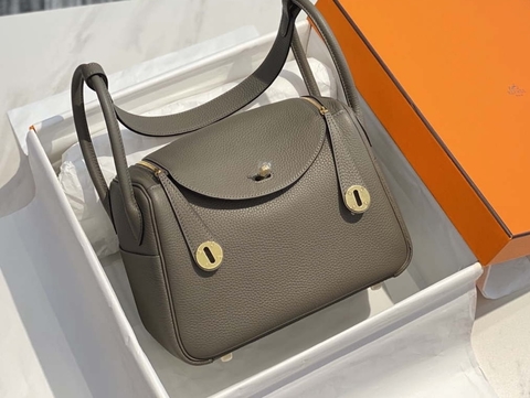 Bolsa Hermès Lindy Cinza Fendi com Dourado Italiana