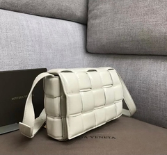 Bolsa Bottega Veneta Cassette Off White Italiana - comprar online
