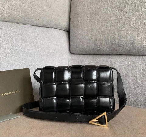 Bolsa Bottega Veneta Cassette Preta Italiana