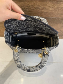 Bolsa Lady Dior D-Lite Média Toile de Jouy Reverse Azul Italiana - Bolsas e Grife