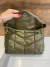 Bolsa YSL Loulou Puffer Verde Militar/Dourado Italiana - comprar online