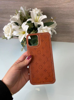 Case Louis Vuitton Iphone 12 Monogram Alto Relevo na internet